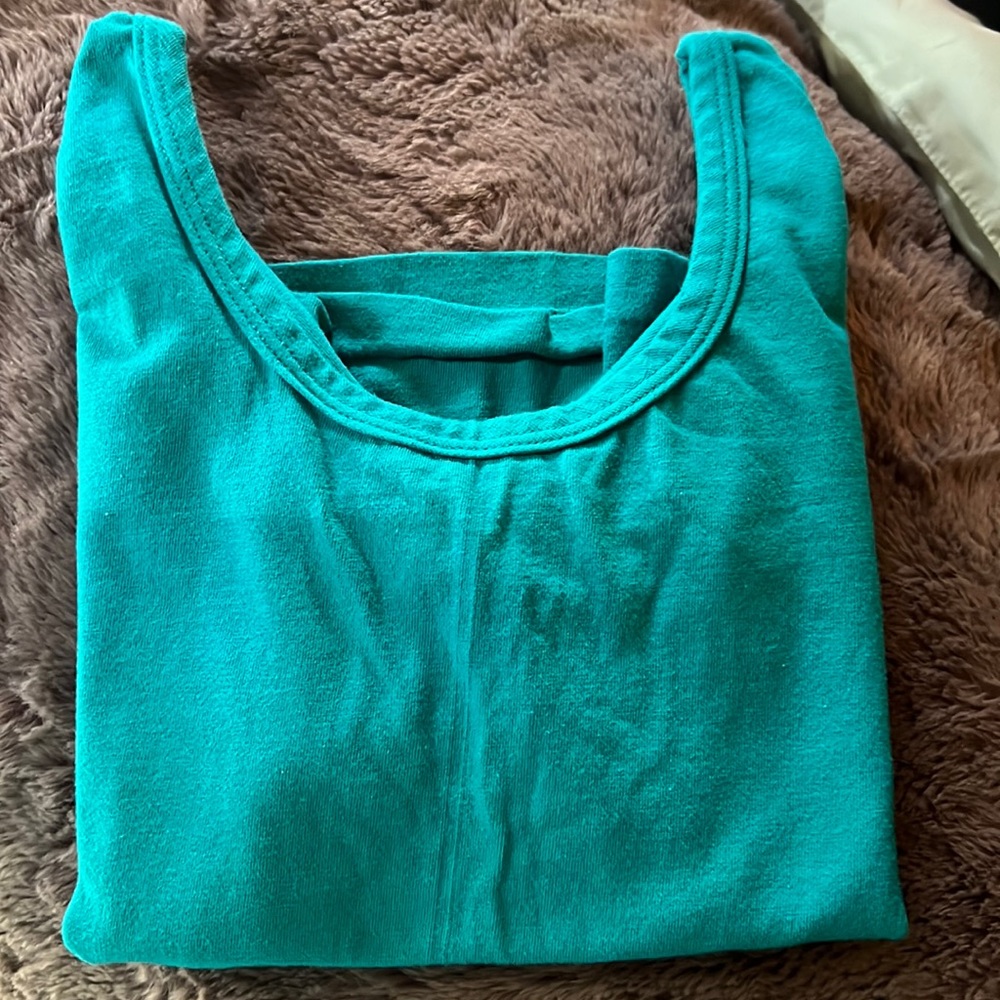 I’m selling a shirt long sleeve for women or kid, bran dream weaver, size M